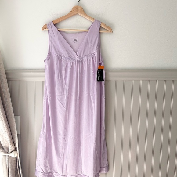 NEW Vanity Fair Lilac V-Neck Sleep Gown Size Small Nylon NWT - Picture 1 of 6